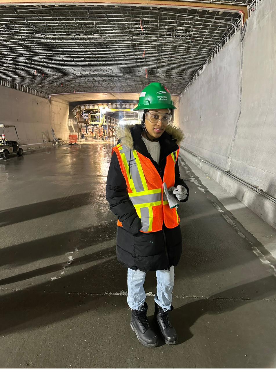 Fatoumata SALL dans le tunnel La Fontaine en cours de réfection, casque vert Renouveau La Fontaine, ferraillage de la voûte visible