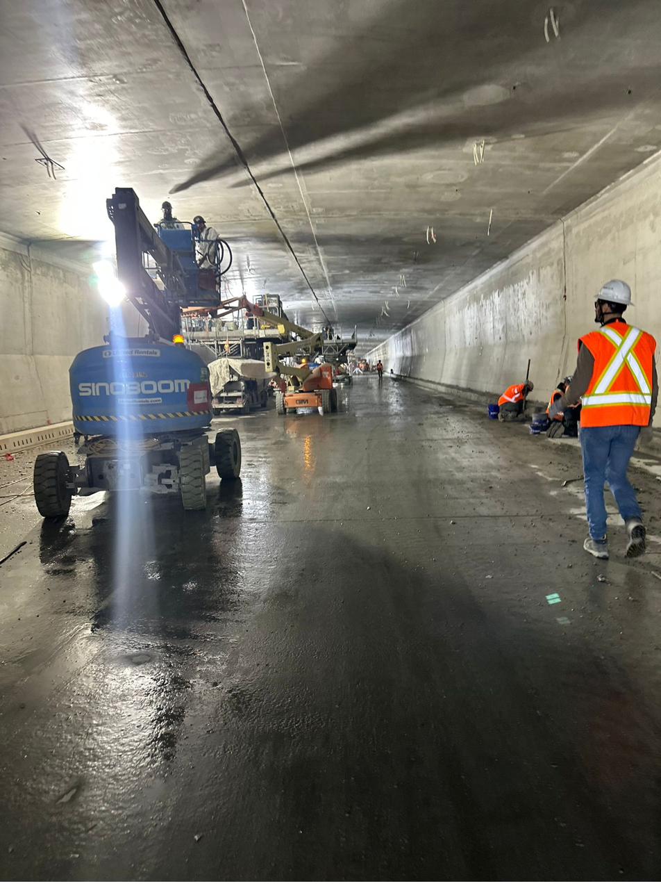 Tunnel La Fontaine — ouvrier au premier plan, nacelles en arrière-plan