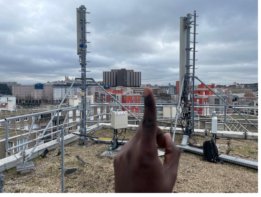 Mâts d'antennes télécoms en toiture parisienne